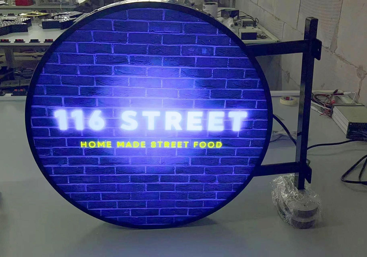 Individuell gestaltbarer, doppelseitiger, runder Leuchtkasten für den Außenbereich – perfekt für jedes Unternehmen