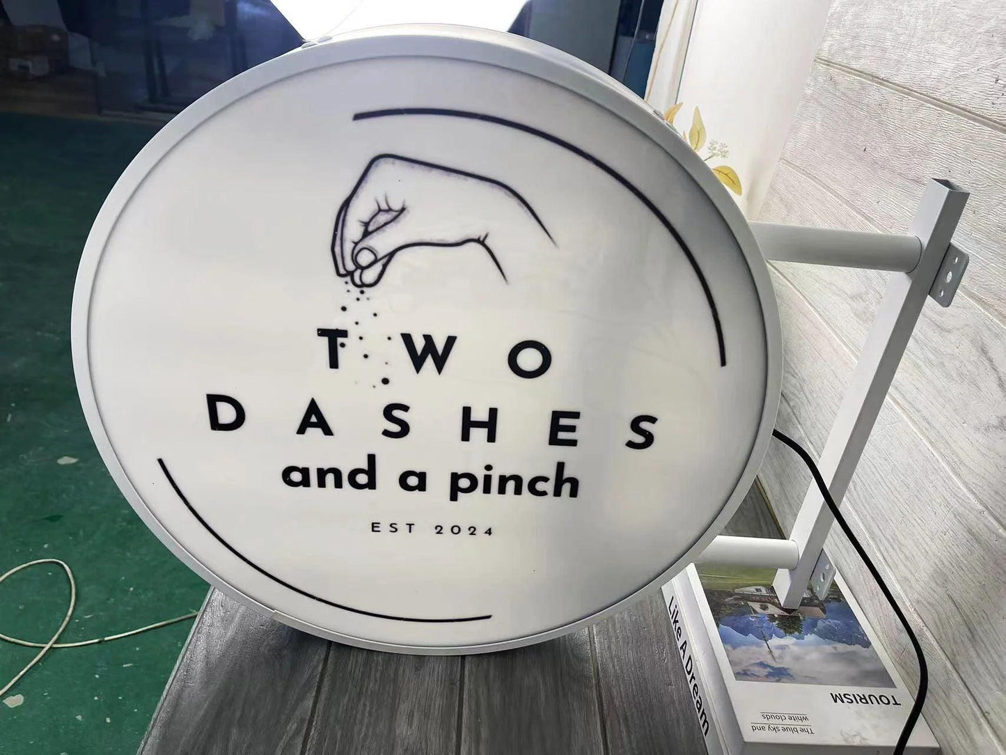 Individuell gestaltbarer, doppelseitiger, runder Leuchtkasten für den Außenbereich – perfekt für jedes Unternehmen