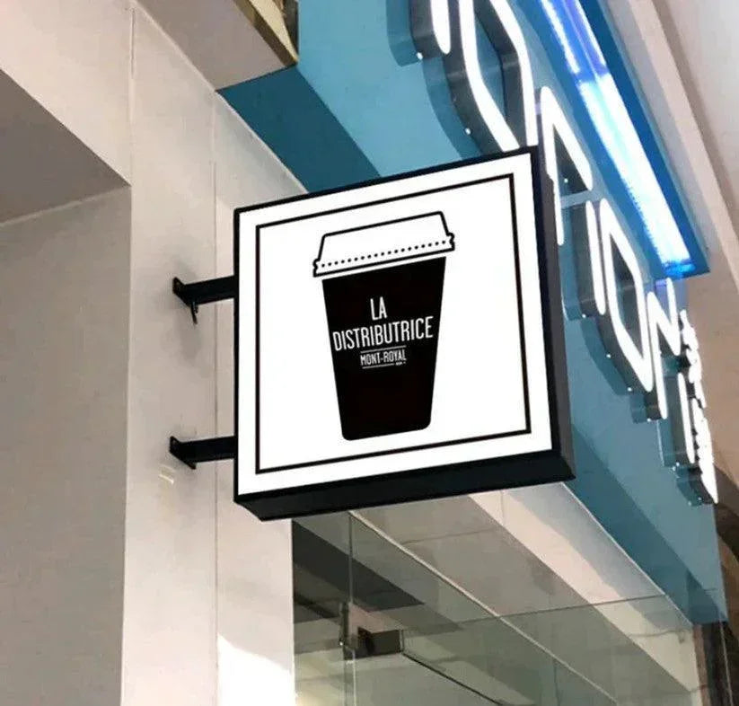 Individuell gestalteter quadratischer Leuchtkasten aus Metall für den Außenbereich